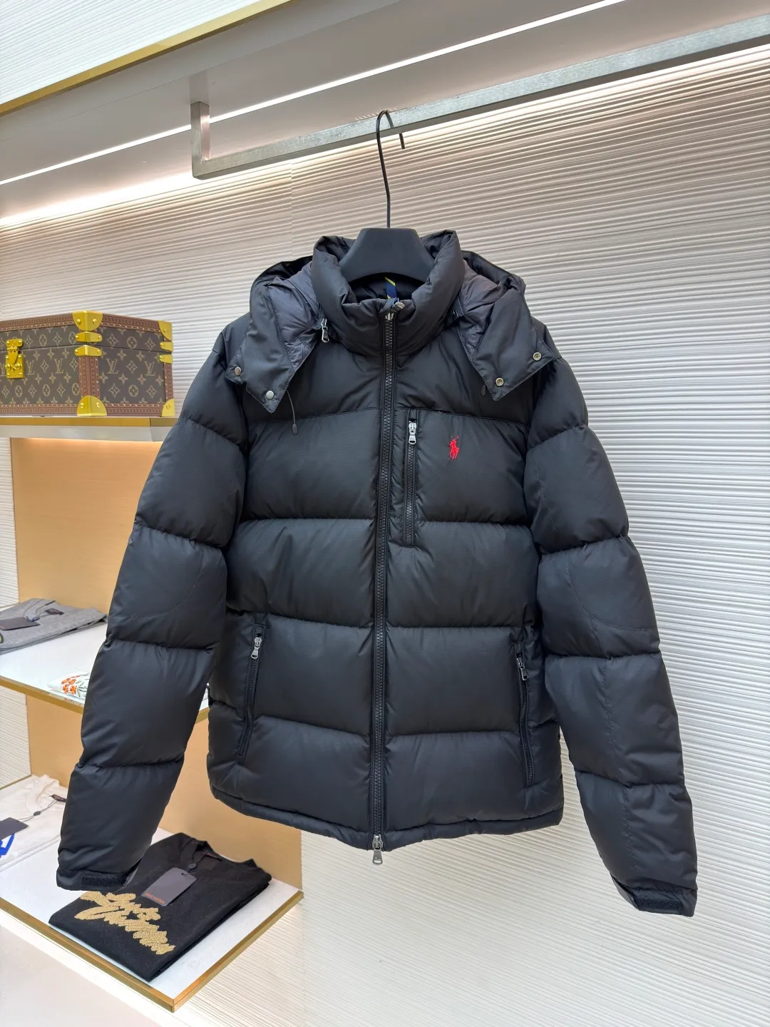 Ralph Lauren classic red label down jacket ●Original version: Purchased and developed in 2099 ●Item number: 1681655-D60 ●Fabric: white duck down fabric ●Technology: mechanical down filling ●Color: black ●Version: fitted version ●Weight: about 835 grams ●Size: S-M-L-XL ●Description: Nylon fabric has good windproof and waterproof properties and can effectively block the intrusion of wind and rain from the outside Keeps the inside dry and suitable for wearing in humid or rainy conditions. The red label on the chest is made with an imported MECLO embroidery machine. The original pattern is scanned first, and then high-quality silk thread is used to make a pattern. The density effect is adjusted by continuous pattern making. Detachable hood: The down jacket is equipped with a detachable nylon hood, which users can easily remove or install according to weather changes or personal preferences, which is both practical and convenient. The details are exquisitely processed: the zipper design is simple and elegant, easy to operate; the closing design of the cuffs and hem effectively prevents the intrusion of cold wind, improving the warmth and comfort of wearing. It uses 90 white duck down with a weight of 260g to ensure excellent thermal insulation performance. After strict screening and processing, the velvet is not easy to drill, ensuring durability. The overall wiring is straight and delicate, the fabric is comfortable and soft, and the color is consistent without color difference. It can be matched with the same style to create a fashionable look and control various occasions. Customized accessories, complete with three standards, same style for men and women!